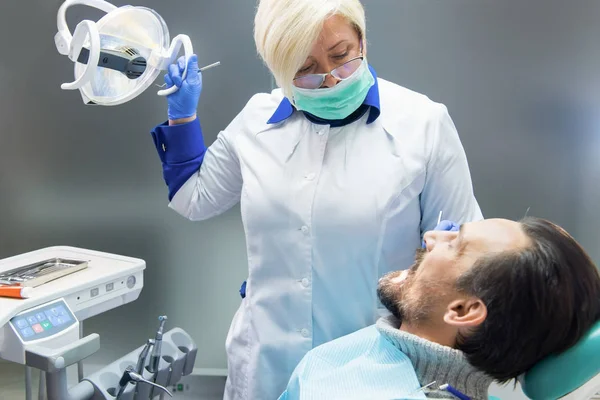Dental arts met patiënt. — Stockfoto