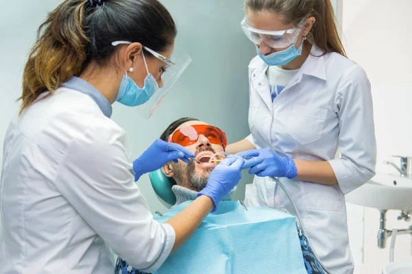 Dwie kobiety Dentyści w pracy. — Zdjęcie stockowe