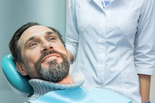 Mogen man hos tandläkaren. — Stockfoto