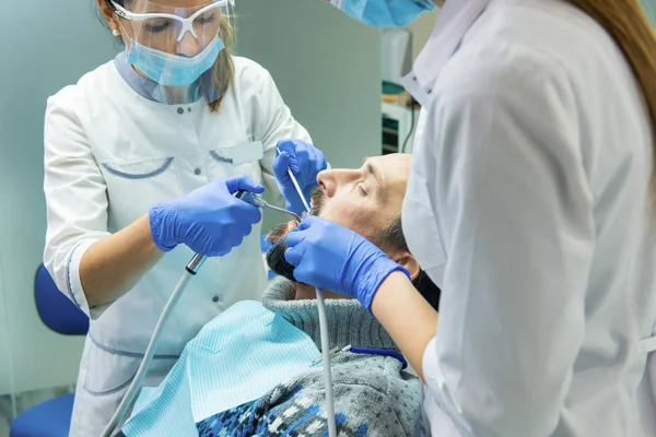 Paciente do sexo masculino no consultório odontológico . — Fotografia de Stock