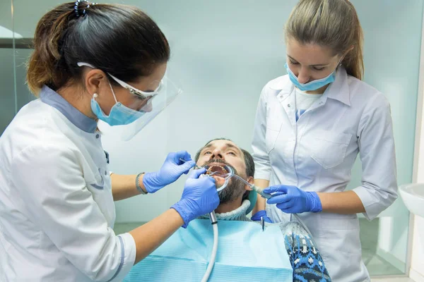 Paciente maduro em consultório odontológico . — Fotografia de Stock