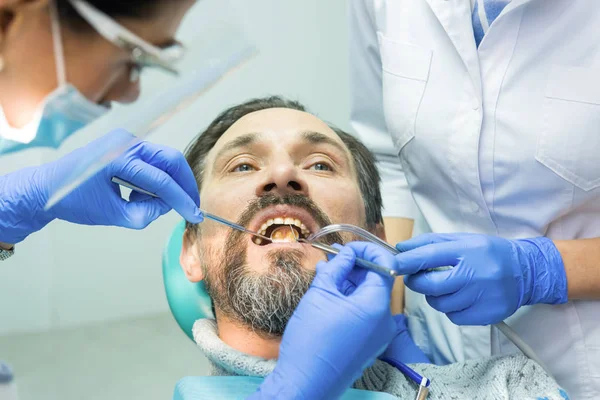 Лікарі стоматології працюють з пацієнтом . — стокове фото