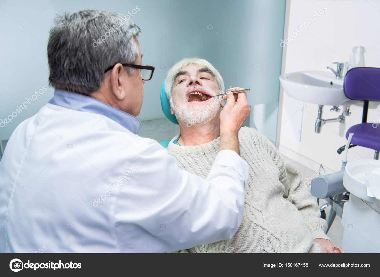 Hombre mayor en el consultorio del dentista . — Foto de stock #150167458 ©  Denisfilm, image size:1600x1168