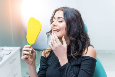 Dişlerini arayan kadın,