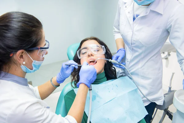 Dentyści pracy z pacjentem. — Zdjęcie stockowe