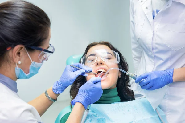 Dois dentistas que trabalham com o paciente . — Fotografia de Stock