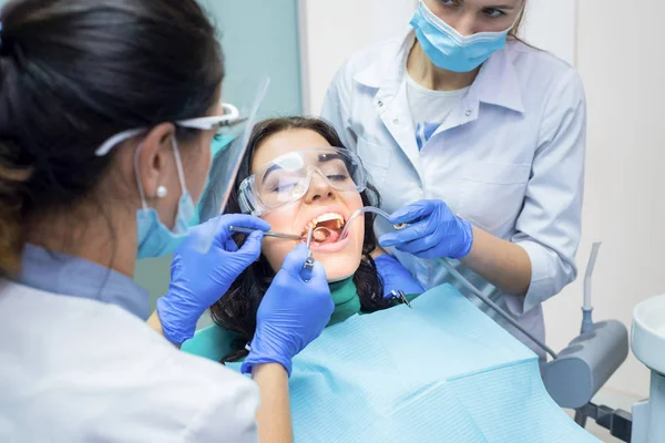 Dois médicos dentistas e paciente . — Fotografia de Stock