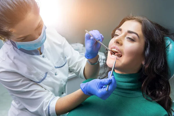 Dentista no trabalho . — Fotografia de Stock