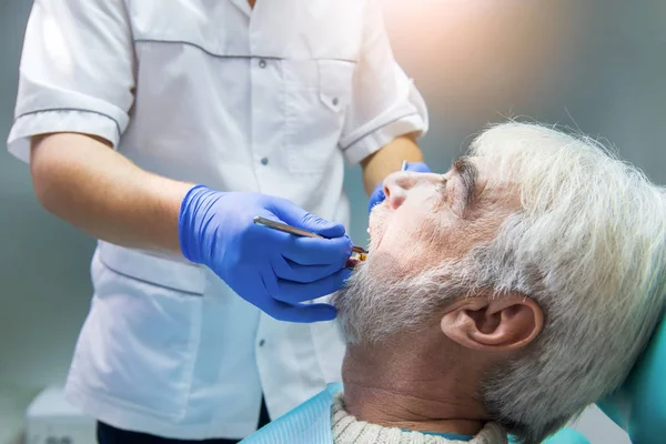 Dentysta, praca z starszy pacjent. — Zdjęcie stockowe