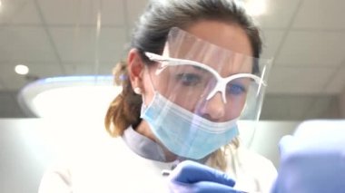 Maskeli kadın stomatologist.
