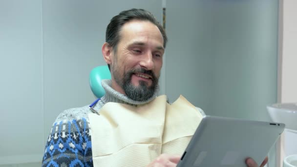 Mann in Zahnarztpraxis, Tablette. — Stockvideo