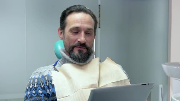 Homem no consultório do dentista . — Vídeo de Stock