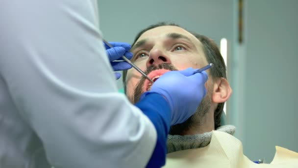 Hombre sonriente en el dentista . — Vídeo de stock