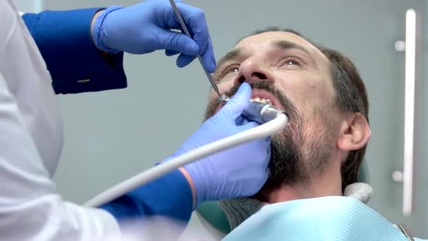 Dentista en el trabajo. — Vídeo de stock