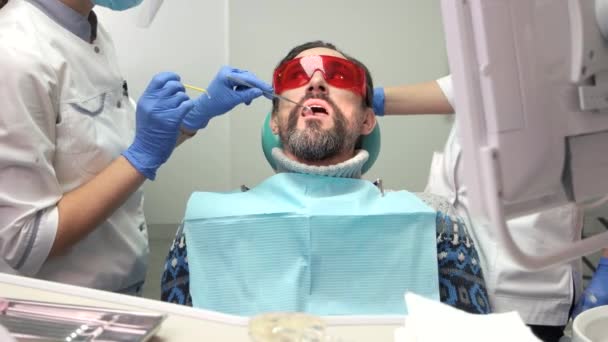 Zwei Zahnärztinnen. — Stockvideo
