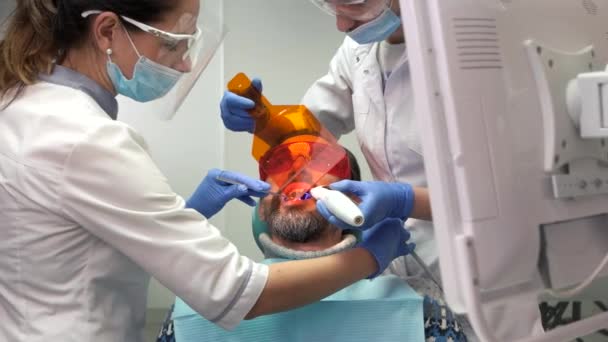 Médicos dentales en el trabajo . — Vídeo de stock