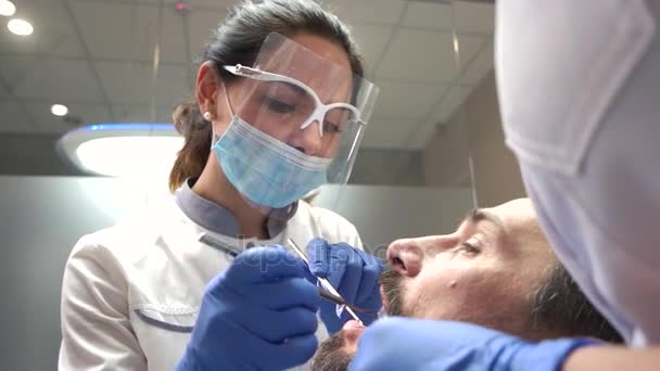 Kvinnliga tandläkare mask arbetar. — Stockvideo
