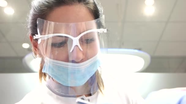 Maske çalışan kadın diş hekimi. — Stok video