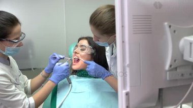 İki diş doktor ve hasta.