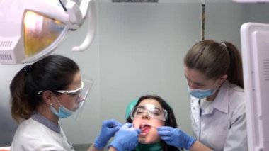 İki diş doktor çalışma.