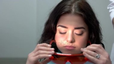 Koruyucu gözlük koyarak kadın.