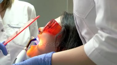 Ultraviyole ışık kullanarak diş hekimi.