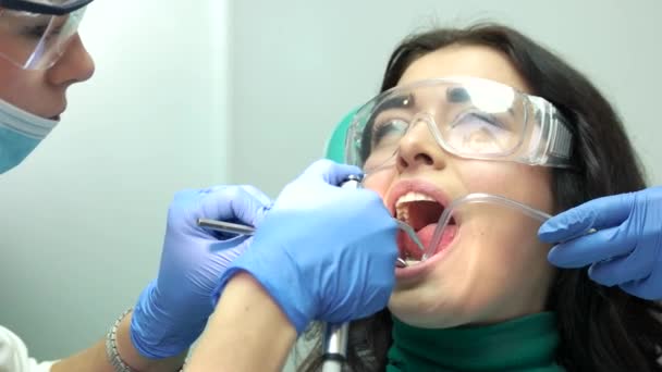 Mujer joven y dentistas . — Vídeo de stock