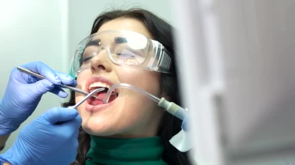 Dentista usando una jeringa de agua . — Vídeo de stock