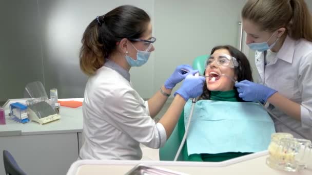 Arbete av två tandläkare. — Stockvideo