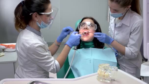 Dentiste utilisant une seringue d'eau . — Video