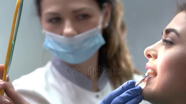 Paciente dental mirándose en el espejo . — Vídeos de Stock