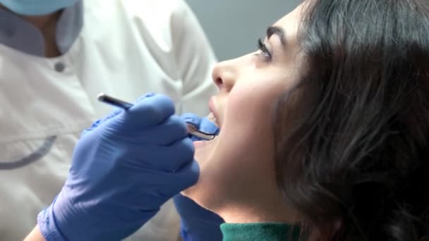 Dentista em luvas examinando paciente . — Vídeo de Stock