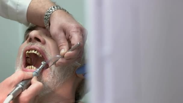 Zubař je leštění zubů.