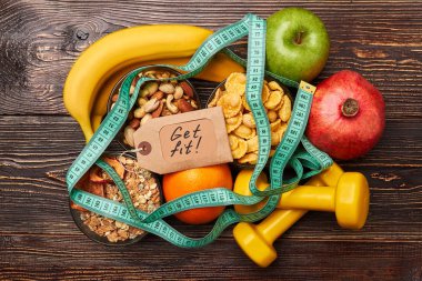 Muz, nar ve ahşap üzerine müsli.