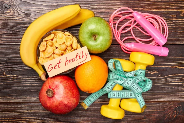 Ferramentas desportivas, frutas e cereais . — Fotografia de Stock