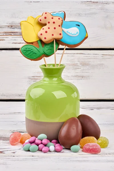 Kekse in Vase und Süßigkeiten. — Stockfoto