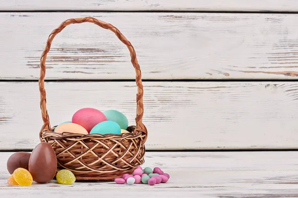 Cukorka és a húsvéti kosár. — Stock Fotó