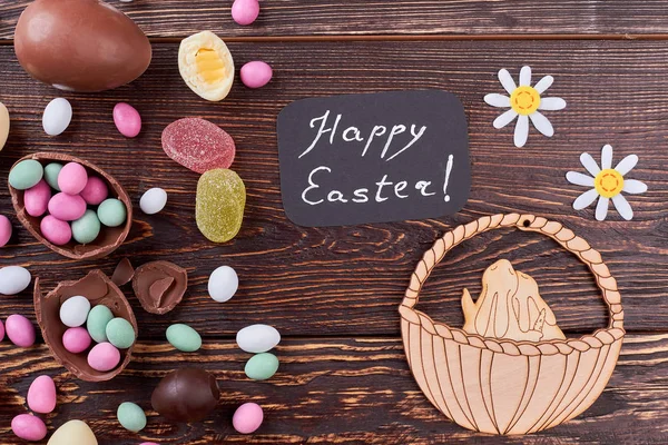 Caramelos y decoraciones de Pascua . — Foto de Stock