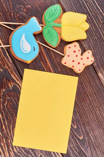 Cookies de Páscoa e cartão em branco . — Fotografia de Stock