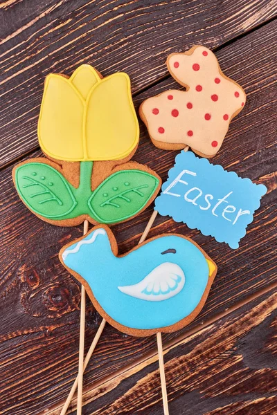 Three biscuits and Easter card. — Stock Photo, Image