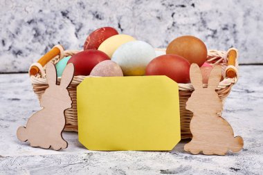 Paskalya sepeti, boş sarı kart.