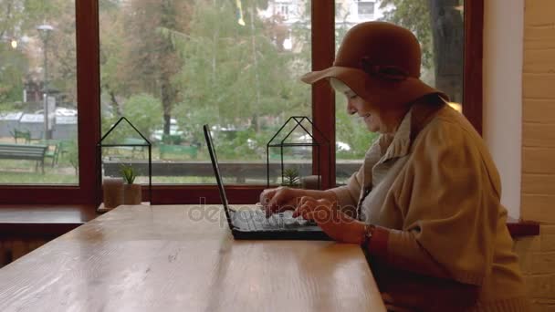 Zâmbind o femeie în vârstă cu laptop . — Videoclip de stoc