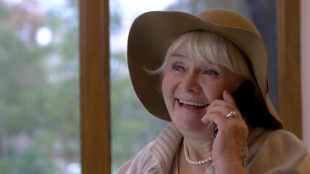 Χαμογελώντας ηλικιωμένη γυναίκα με το τηλέφωνο. — Αρχείο Βίντεο