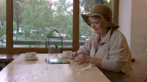 Senior vrouw met een tablet. — Stockvideo