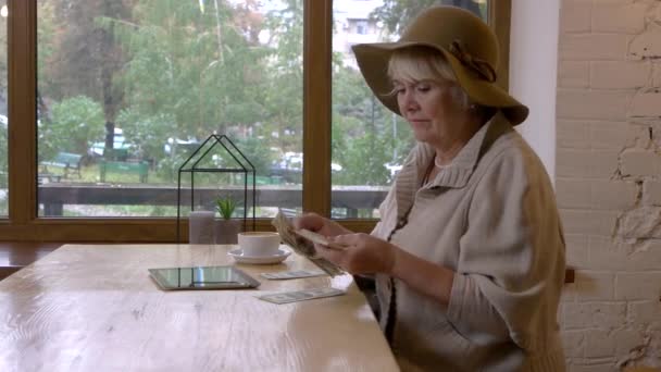 Vrouw met Tablet PC- en geld. — Stockvideo