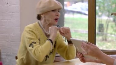 Cafe masa üst düzey kadın.