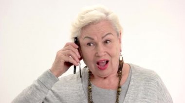 Telefon ile sürpriz yaşlı kadın.