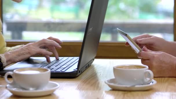 Mãos seniores usando gadgets . — Vídeo de Stock