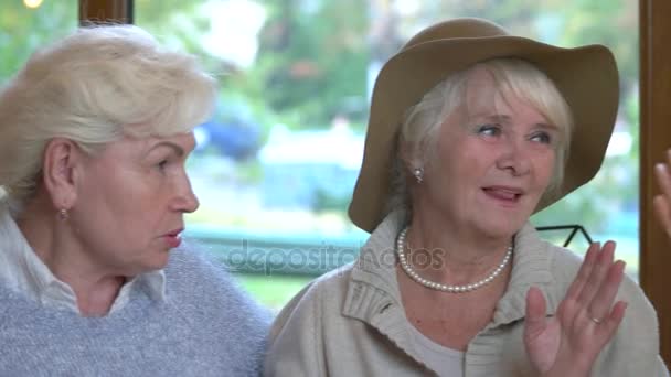 Trois dames âgées qui parlent . — Video