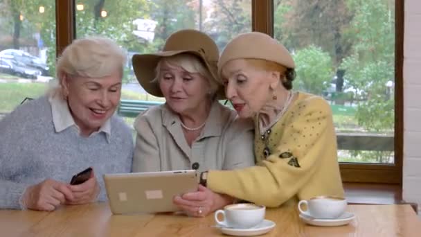 Seniorinnen und Tablet. — Stockvideo